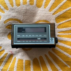 VINTAGE MODERN DIGITAL CLOCK RADIO 📻
